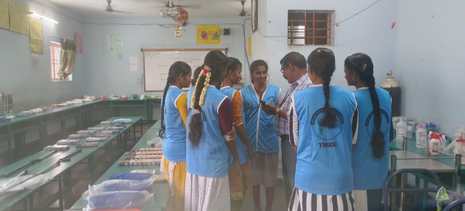 Practical training session with students in a learning lab